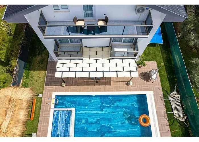 With Private Pool For 6 People In Oeluedeniz Villa