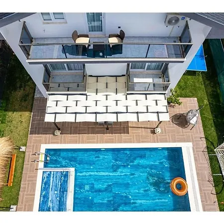 With Private Pool For 6 People In Oeluedeniz فيلة