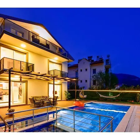 فيلة With Private Pool For 6 People In Oeluedeniz