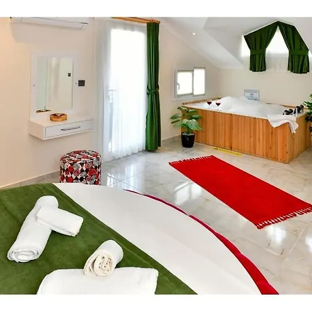 With Private Pool For 6 People In Oeluedeniz ヴィラ