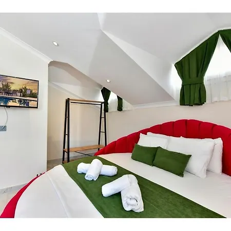 With Private Pool For 6 People In Oeluedeniz フェティエ