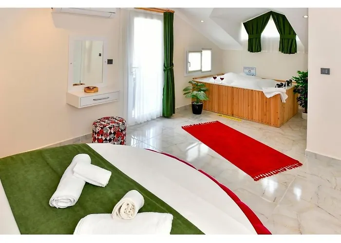 With Private Pool For 6 People In Oeluedeniz فيلة